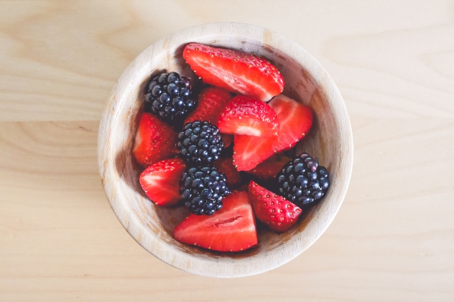 fresh-strawberries-and-blackberries-in-little-bowl-picjumbo-com